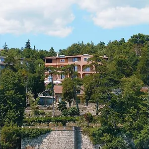 With Private Parking And Breakfast,seaview Willa